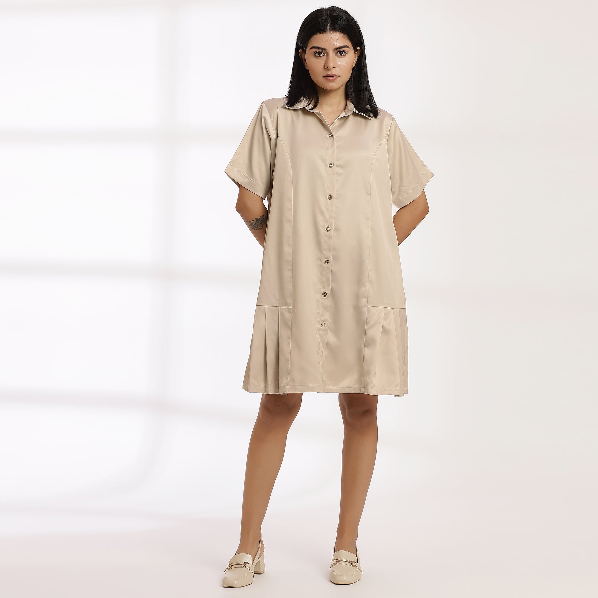 Outlaw-Beige shirt with the comfort of a loose dress.