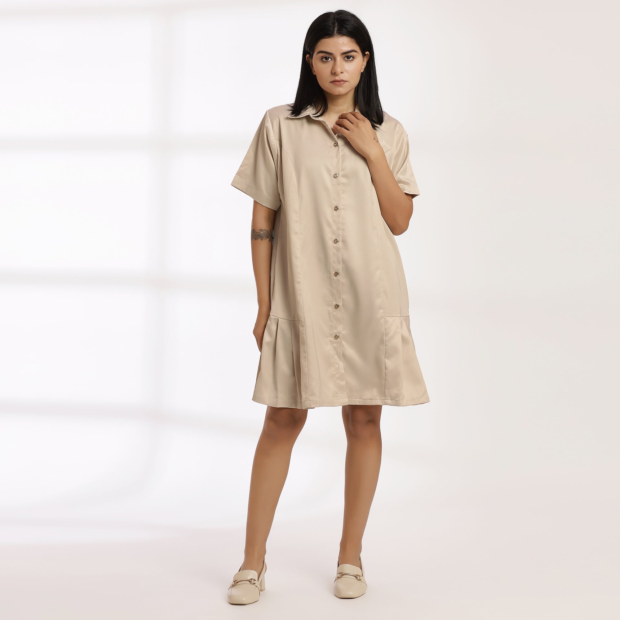 Outlaw-Beige shirt with the comfort of a loose dress.
