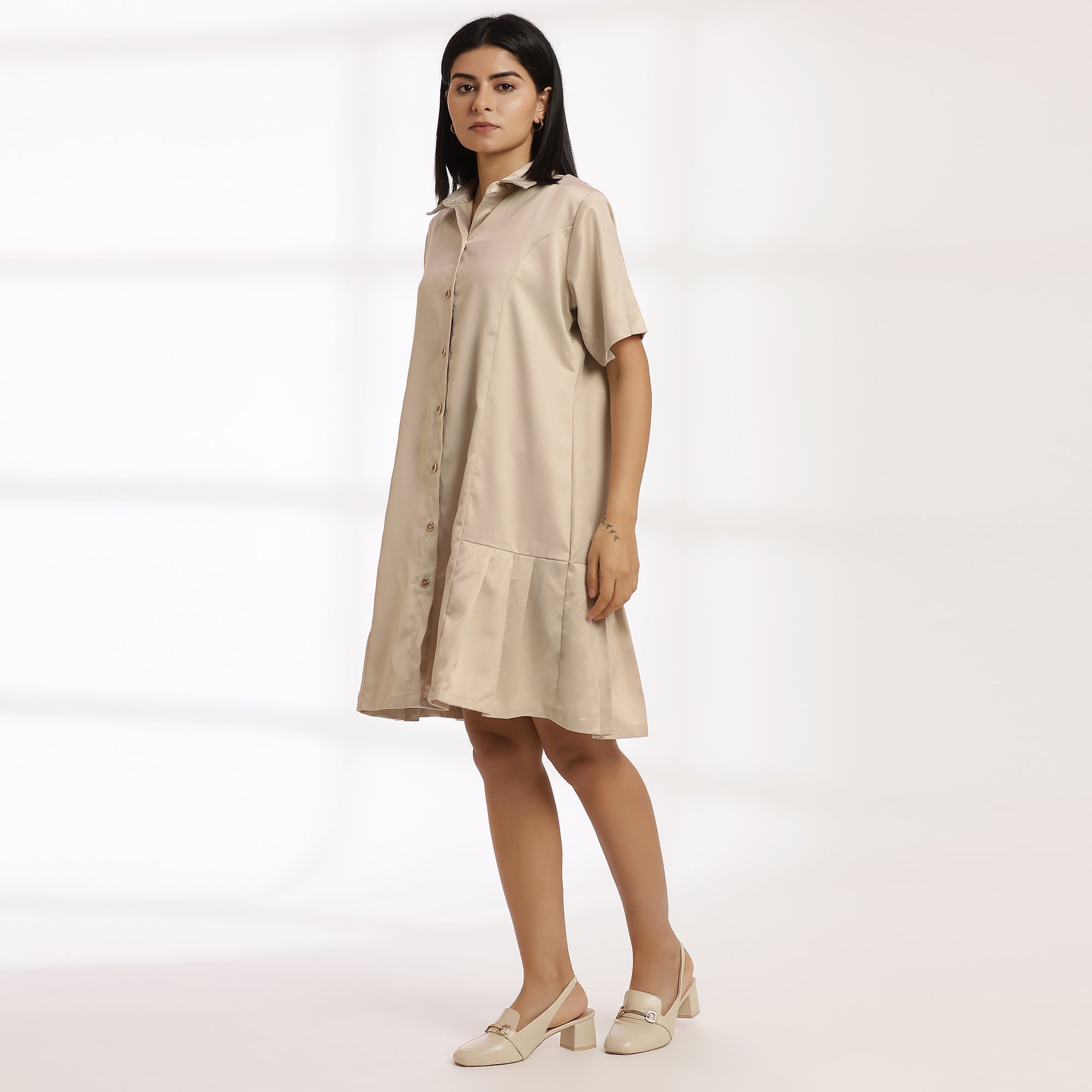 Outlaw-Beige shirt with the comfort of a loose dress.