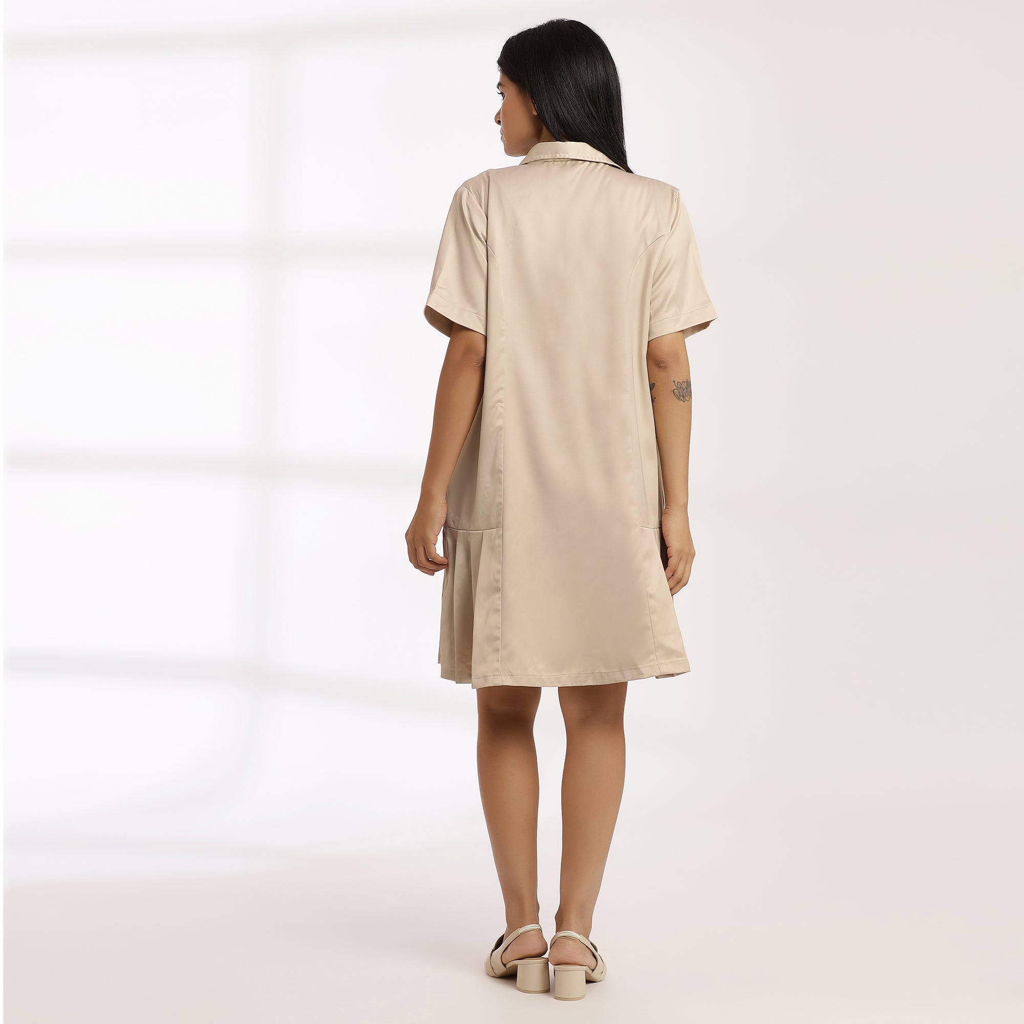 Outlaw-Beige shirt with the comfort of a loose dress.